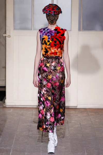 Look 16